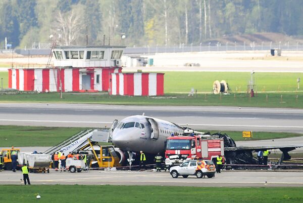 Pan-Pan: стало известно, что сказал вышке пилот сгоревшего SSJ-100 Pan-Pan: стало известно, что сказал вышке пилот сгоревшего SSJ-100 - Sputnik Латвия
