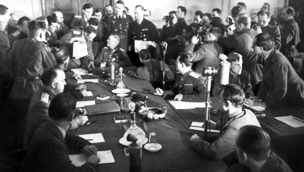 Подписание Акта о капитуляции - историческое видео - Sputnik Latvija