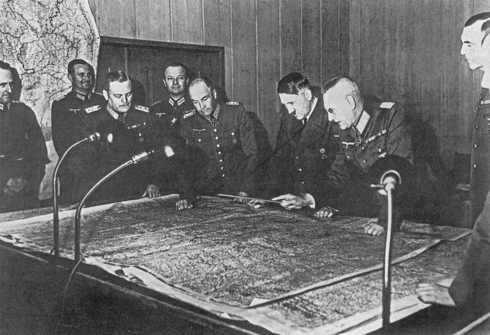 Адольф Гитлер на совещании Генерального штаба в 1940 году - Sputnik Latvija, 1920, 27.06.2021
