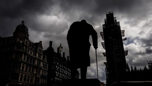 Памятник бывшему премьер-министру Великобритании Уинстону Черчиллю (скульптор Айвор Роберт-Джонс) на Парламентской площади и башня Вестминстерского дворца (Биг-Бен) во время ремонта - Sputnik Latvija