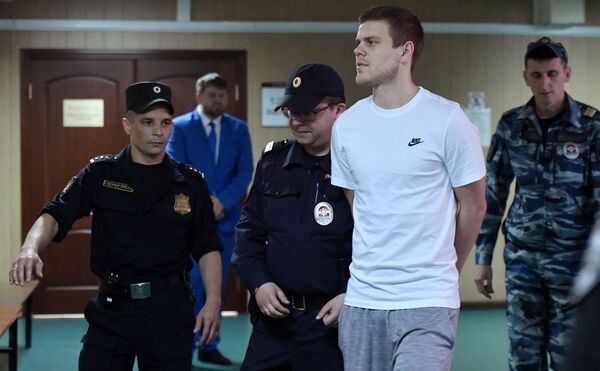 Под лай пса и слезы жен: суд отправил за решетку Кокорина и Мамаева Под лай пса и слезы жен: суд отправил за решетку Кокорина и Мамаева - Sputnik Латвия