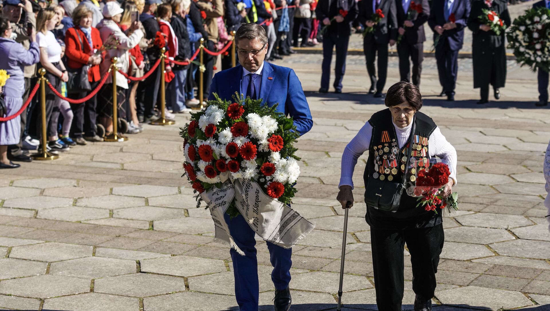 Отстраненный от должности мэра Нил Ушаков во время возложения цветов у памятника Освободителям Риги - Sputnik Латвия, 1920, 05.05.2021
