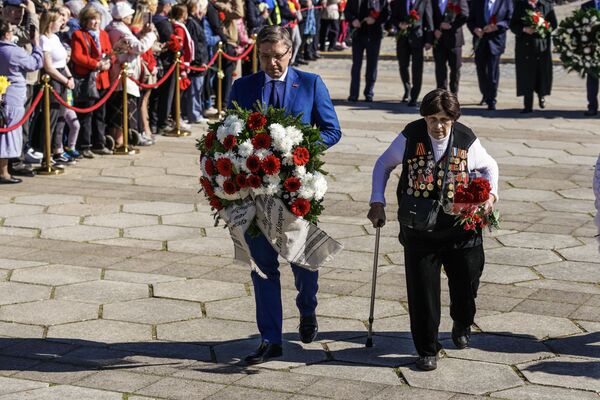 Тысячи людей пришли на возложение цветов в парке Победы в Риге Тысячи людей пришли на возложение цветов в парке Победы в Риге - Sputnik Латвия