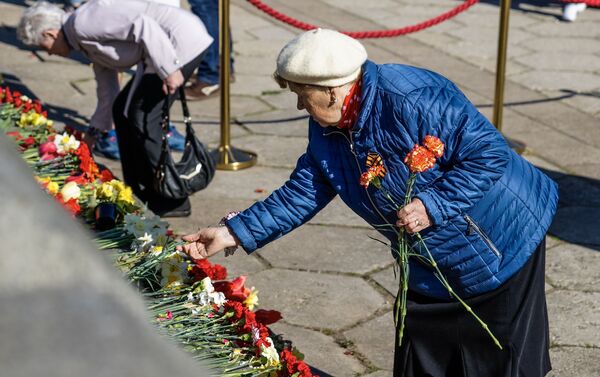 Церемония возложения цветов у памятника Освободителям Риги 9 мая 2019 года Церемония возложения цветов у памятника Освободителям Риги 9 мая 2019 года - Sputnik Латвия
