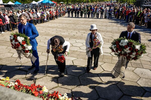 Церемония возложения цветов у памятника Освободителям Риги 9 мая 2019 года Церемония возложения цветов у памятника Освободителям Риги 9 мая 2019 года - Sputnik Латвия