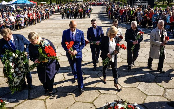 Ziedu nolikšanas ceremonija pie Uzvaras pieminekļa Rīgā 2019.gada 9. maijā - Sputnik Latvija