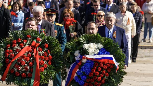 Церемония возложения цветов у памятника Освободителям Риги 9 мая 2019 года - Sputnik Латвия