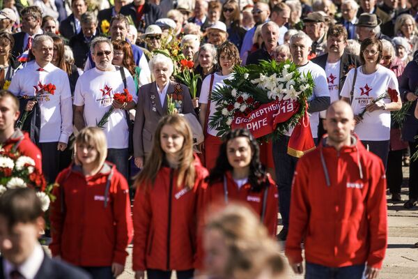 Церемония возложения цветов у памятника Освободителям Риги 9 мая 2019 года - Sputnik Латвия