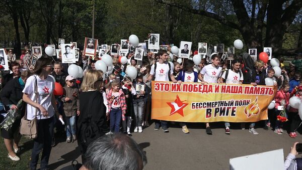 Память о Победе не умрет: Бессмертный полк в Риге собрал рекордное число участников - Sputnik Латвия