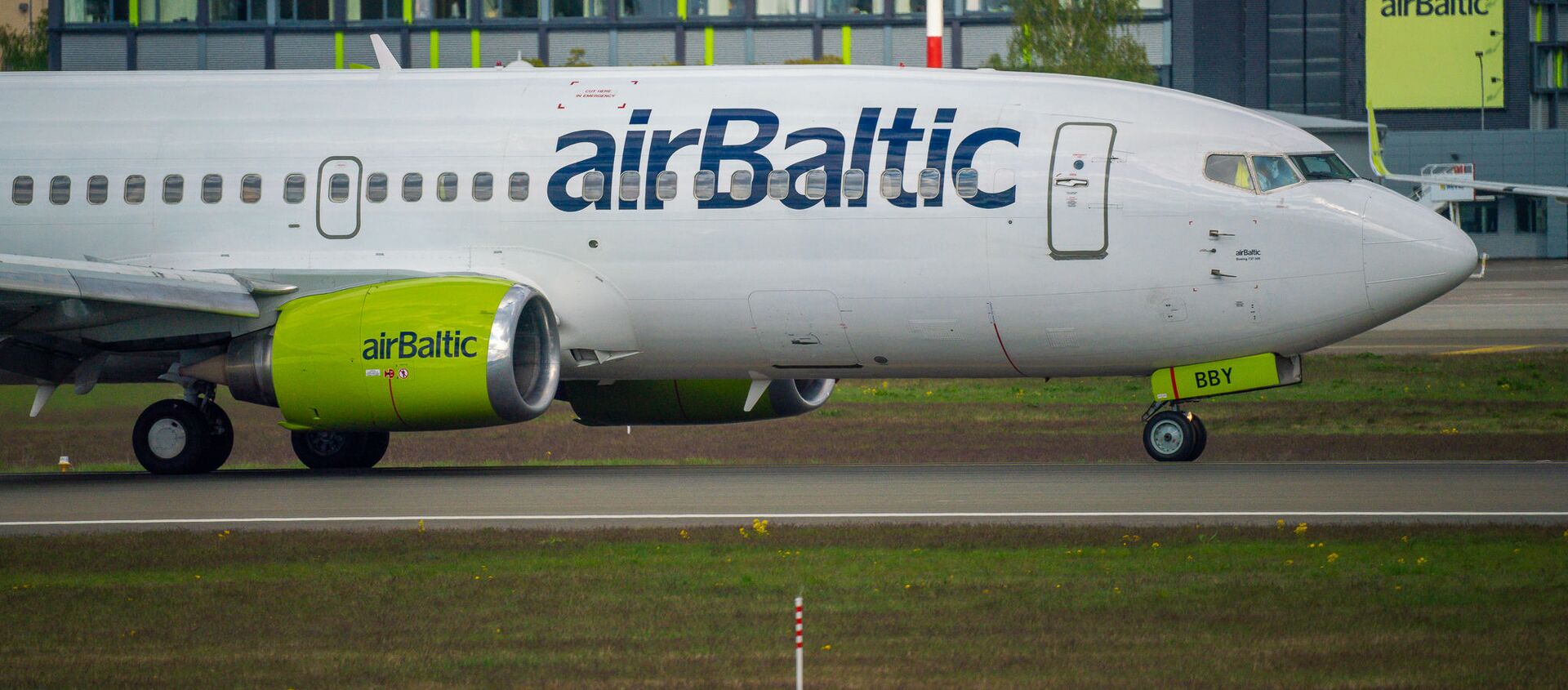 Самолет Boeing 737-36Q авиакомпании airBaltic в аэропорту Рига - Sputnik Латвия, 1920, 20.02.2021
