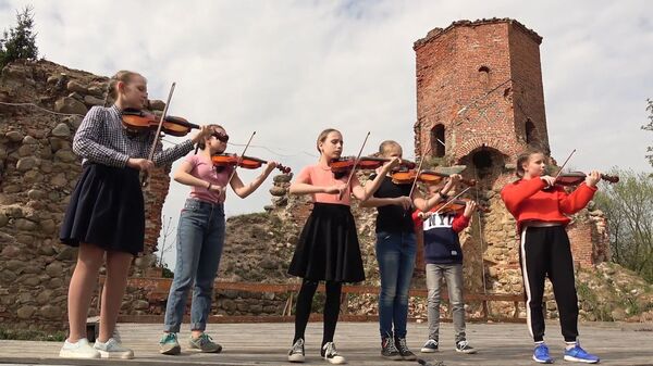 Российские дети дали концерт на руинах старинного замка - видео - Sputnik Латвия