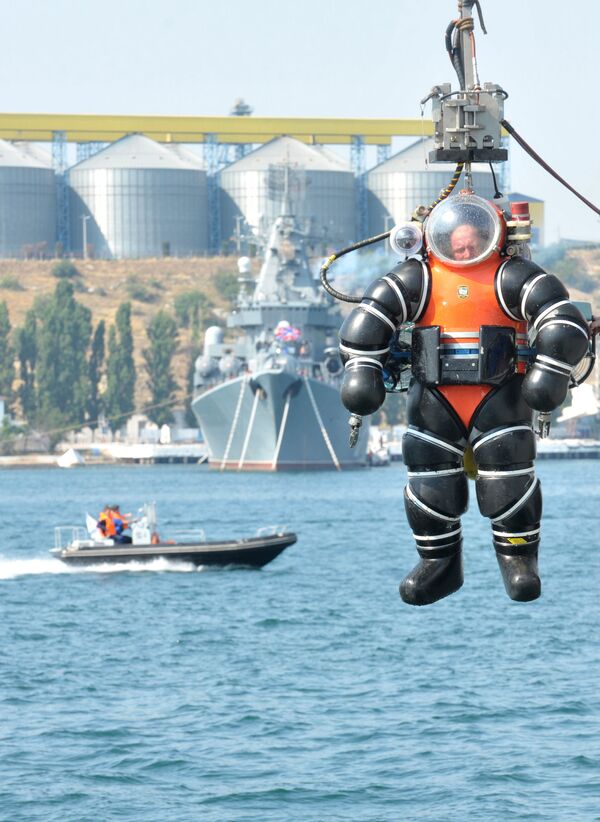 Водолаз в нормоборическом скафандре во время демонстрации возможностей спасательной техники Черноморского флота РФ - Sputnik Латвия
