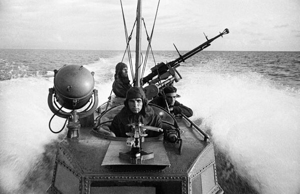 Моряки торпедного катера на выполнении боевого задания. Черноморский флот - Sputnik Латвия