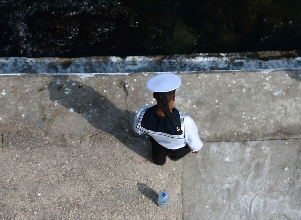 Военнослужащий Черноморского флота во время репетиции парада ко Дню Военно-Морского флота РФ в Севастополе - Sputnik Латвия