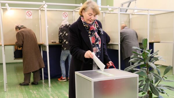 Избиратели голосуют на выборах президента Литвы - Sputnik Latvija