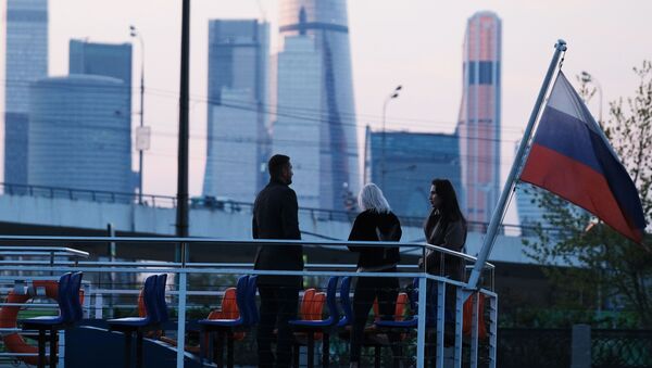 Люди на палубе теплохода во время прогулки по Москве-реке - Sputnik Latvija