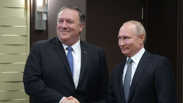 Президент РФ Владимир Путин и госсекретарь США Майк Помпео (слева) во время встречи в Сочи - Sputnik Latvija