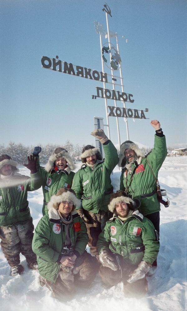 Туристы у памятного знака Оймякон - полюс холода. - Sputnik Латвия