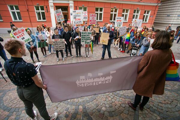 LGBT Lāčplēsis: bērni pie Saeimas prasīja atļaut viendzimuma laulības LGBT Lāčplēsis: bērni pie Saeimas prasīja atļaut viendzimuma laulības - Sputnik Latvija