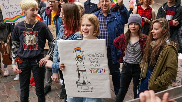  Пикет молодежной организации Протест за права представителей ЛГБТ - Sputnik Latvija