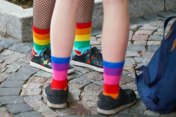 LGBT Lāčplēsis: bērni pie Saeimas prasīja atļaut viendzimuma laulības LGBT Lāčplēsis: bērni pie Saeimas prasīja atļaut viendzimuma laulības - Sputnik Latvija