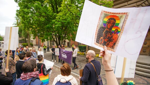  Пикет молодежной организации Протест за права представителей ЛГБТ - Sputnik Латвия