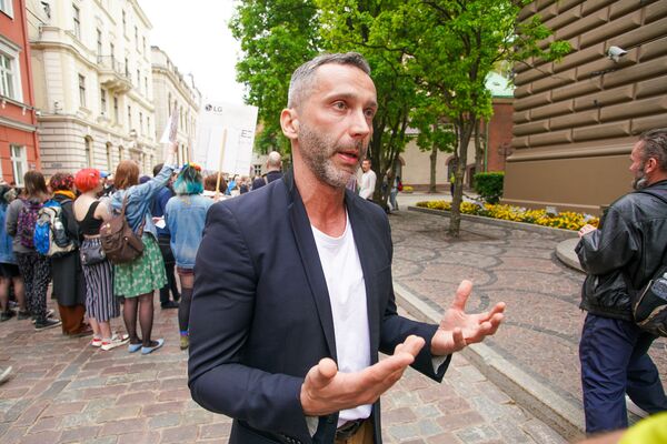 LGBT Lāčplēsis: bērni pie Saeimas prasīja atļaut viendzimuma laulības LGBT Lāčplēsis: bērni pie Saeimas prasīja atļaut viendzimuma laulības - Sputnik Latvija