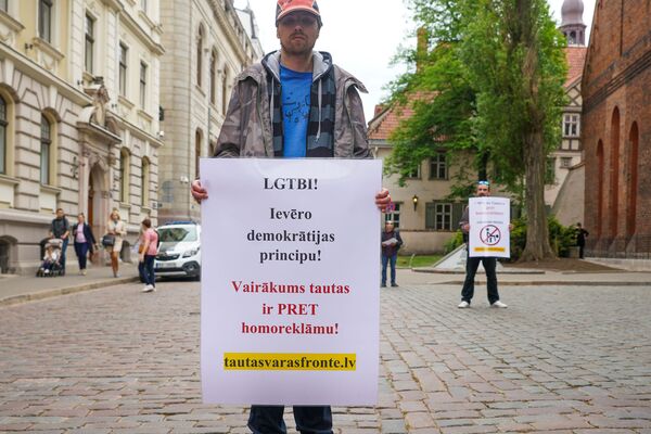 LGBT Lāčplēsis: bērni pie Saeimas prasīja atļaut viendzimuma laulības LGBT Lāčplēsis: bērni pie Saeimas prasīja atļaut viendzimuma laulības - Sputnik Latvija