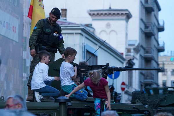 Посетители осматривают военную технику во время акции Ночь музеев в Риге Посетители осматривают военную технику во время акции Ночь музеев в Риге - Sputnik Латвия