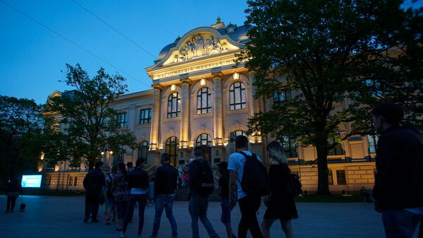 Посетители в очереди в Национальный художественный музей во время акции Ночь музеев в Риге - Sputnik Латвия