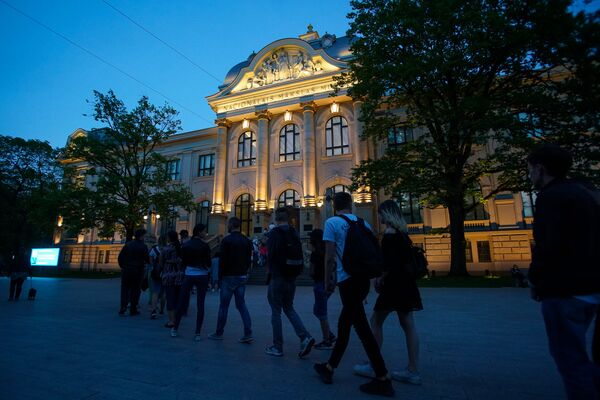 Посетители в очереди в Национальный художественный музей во время акции Ночь музеев в Риге - Sputnik Латвия