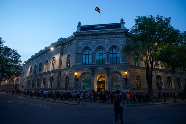 Посетители в очереди в Латвийский банк во время акции Ночь музеев в Риге - Sputnik Латвия