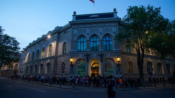 Посетители в очереди в Латвийский банк во время акции Ночь музеев в Риге - Sputnik Latvija