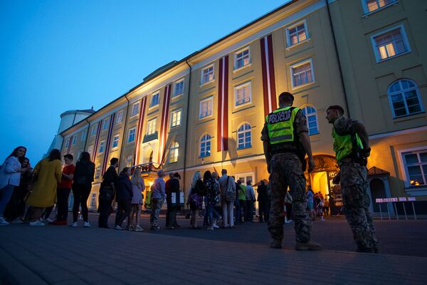 Посетители в очереди в Рижский замок во время акции Ночь музеев в Риге - Sputnik Латвия