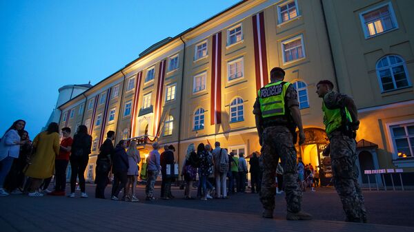 Посетители в очереди в Рижский замок во время акции Ночь музеев в Риге - Sputnik Латвия