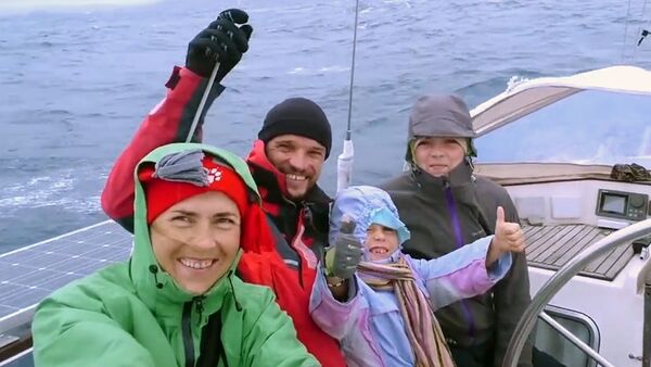 Семья из Новосибирска шестой год бороздит моря и океаны - Sputnik Латвия