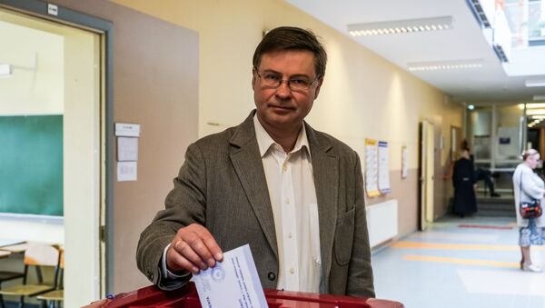 Валдис Домбровскис во время голосования на выборах в Европарламент в Риге - Sputnik Латвия