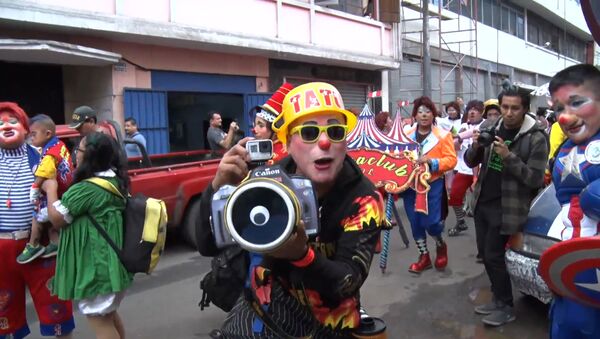 Цирк да и только! В Лиме прошёл парад в честь Дня клоуна - Sputnik Латвия