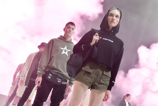 Модели демонстрируют одежду из новой коллекции компании Black Star Wear совместно с сетью магазинов Армия России Модели демонстрируют одежду из новой коллекции компании Black Star Wear совместно с сетью магазинов Армия России - Sputnik Латвия