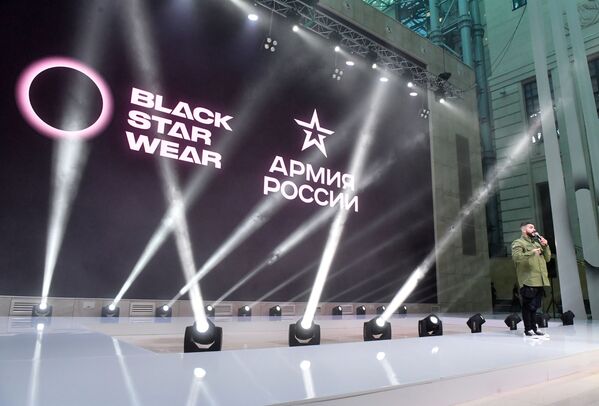 Рэп-исполнитель Тимати, владелец компании Black Star Wear, на премьерном показе новой коллекции одежды в Национальном центре управления обороной на Фрунзенской набережной в Москве - Sputnik Латвия