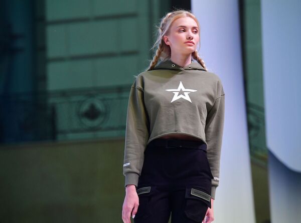 Модель демонстрирует одежду из новой коллекции компании Black Star Wear совместно с сетью магазинов Армия России - Sputnik Латвия