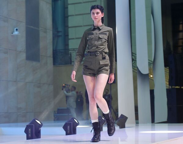 Модель демонстрирует одежду из новой коллекции компании Black Star Wear совместно с сетью магазинов Армия России - Sputnik Латвия
