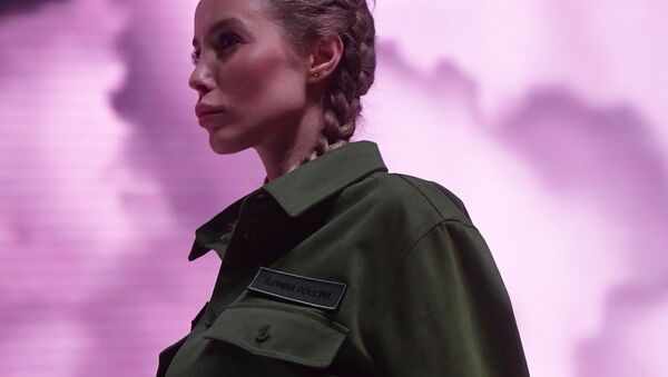 Модель демонстрирует одежду из новой коллекции компании Black Star Wear совместно с сетью магазинов Армия России - Sputnik Латвия