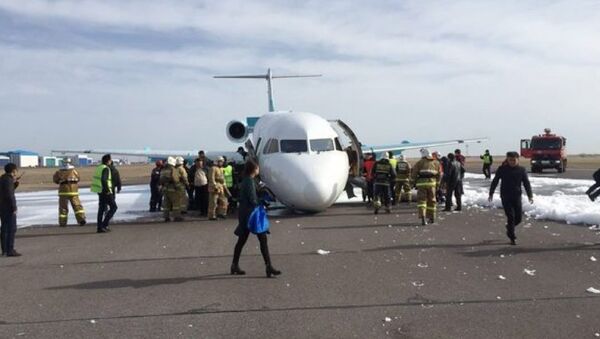 Аварийная посадка Fokker 100 авиакомпании Bek Air в Астане - Sputnik Латвия