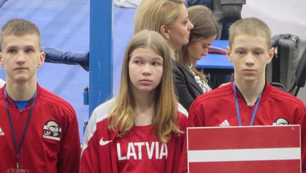 Латвийка Николина Боке (в центре) выиграла серебро чемпионата Европы в категории до 16 лет - Sputnik Латвия