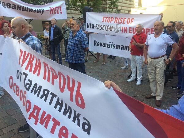 Pieminekli Atbrīvotājiem ir svarīgi pasargāt: LKS sarīkoja piketu pie Saeimas Pieminekli Atbrīvotājiem ir svarīgi pasargāt: LKS sarīkoja piketu pie Saeimas - Sputnik Latvija