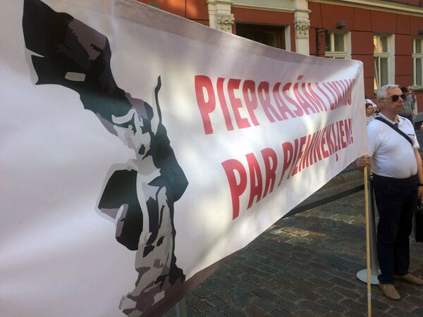 Pieminekli Atbrīvotājiem ir svarīgi pasargāt: LKS sarīkoja piketu pie Saeimas Pieminekli Atbrīvotājiem ir svarīgi pasargāt: LKS sarīkoja piketu pie Saeimas - Sputnik Latvija