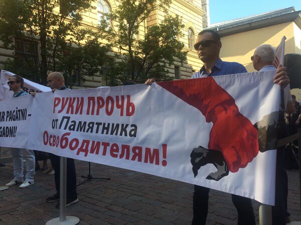 Памятник Освободителям важно защитить: РСЛ провел пикет у Сейма Памятник Освободителям важно защитить: РСЛ провел пикет у Сейма - Sputnik Латвия