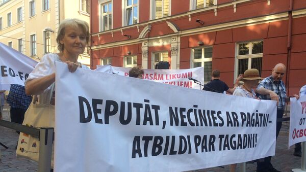 Пикет РСЛ у здания парламента Латвии в защиту памятника Освободителям - Sputnik Латвия
