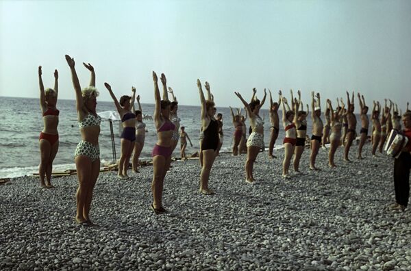 Оздоровительная гимнастика на пляже Туапсе, Краснодарский край, 1963 год - Sputnik Латвия